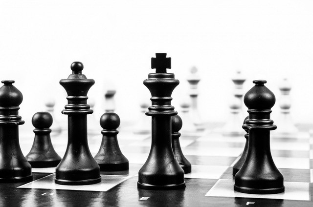 créer une société pour investir dans l'immobilier représenté par un jeu d'échec en noir et blanc